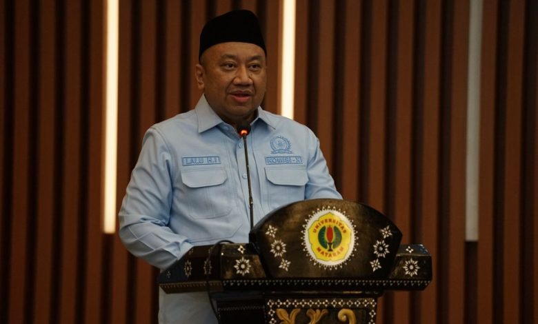 Wakil Ketua Komisi X DPR RI, H. Lalu Hadrian Irfani, S.T., M.Si., dalam acara Seminar RUU Sistem Pendidikan Nasional di Ruang Sidang Senat, Rektorat Unram.