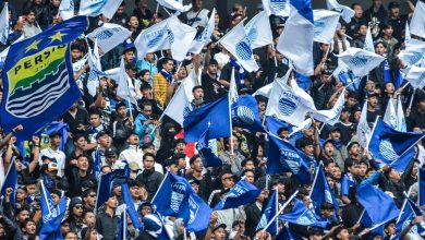 Bobotoh sebutan pendukung Persib saat euforia mendukung Persib Bandung di Stadion Gelora Bandung Lautan Api (GBLA).