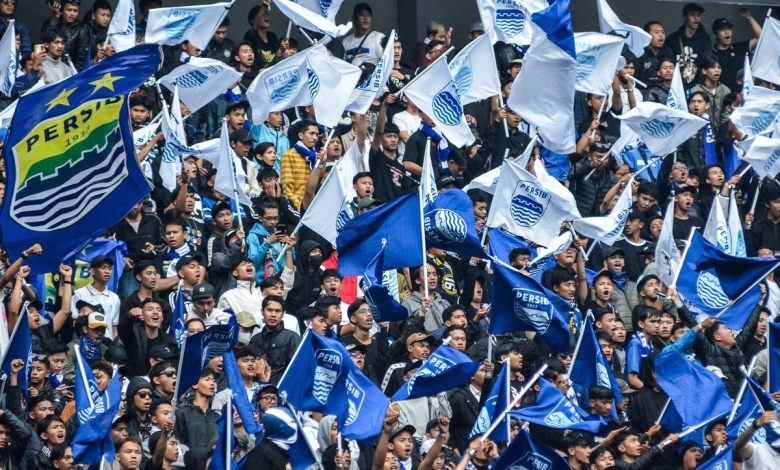 Bobotoh sebutan pendukung Persib saat euforia mendukung Persib Bandung di Stadion Gelora Bandung Lautan Api (GBLA).