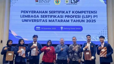 Penyerahan sertifikat kompetensi Lembaga Sertifikasi Profesi (LSP) Unram di Gedung Dome, Unram, Jumat, 19 Desember 2025.
