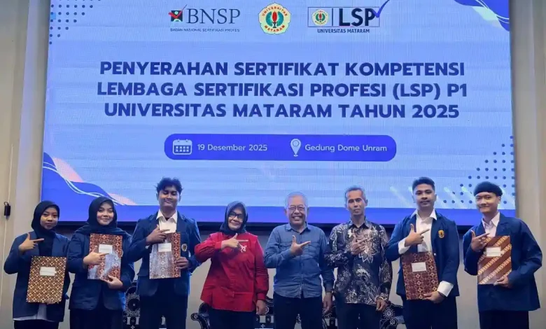 Penyerahan sertifikat kompetensi Lembaga Sertifikasi Profesi (LSP) Unram di Gedung Dome, Unram, Jumat, 19 Desember 2025.