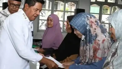 Bupati Lotim Sebut Guru Fondasi Kemajuan Daerah saat Serahkan Insentif Kemenag