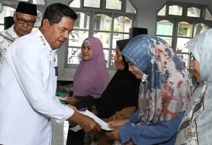 Bupati Lotim Sebut Guru Fondasi Kemajuan Daerah saat Serahkan Insentif Kemenag