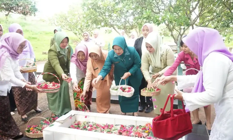 Ziarah Pahlawan Warnai Peringatan Hari Ibu ke-97 di Kabupaten Sumbawa