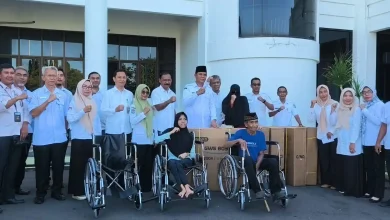 Bupati Jarot dan NTB Care Bagikan 50 Kursi Roda