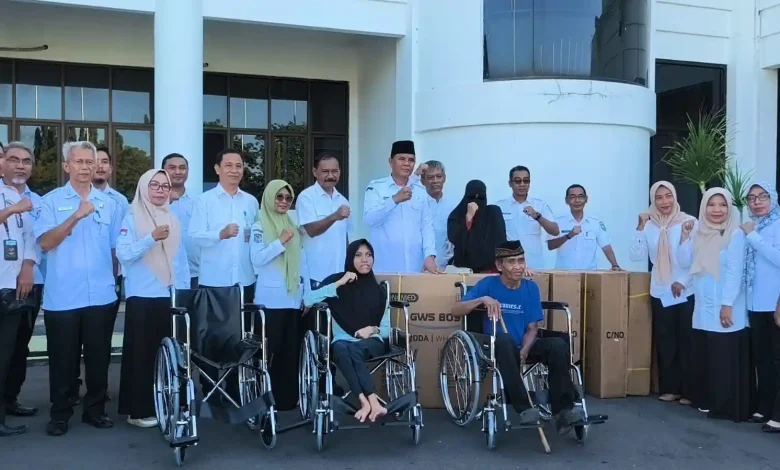 Bupati Jarot dan NTB Care Bagikan 50 Kursi Roda