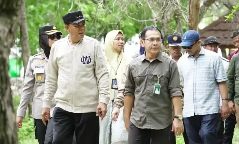 Bupati Jarot Pimpin Pelepasan Rusa Timur di Pulau Moyo