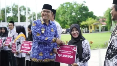 Bupati Jarot Beri Penghargaan kepada Lima Guru Berprestasi di Kabupaten Sumbawa