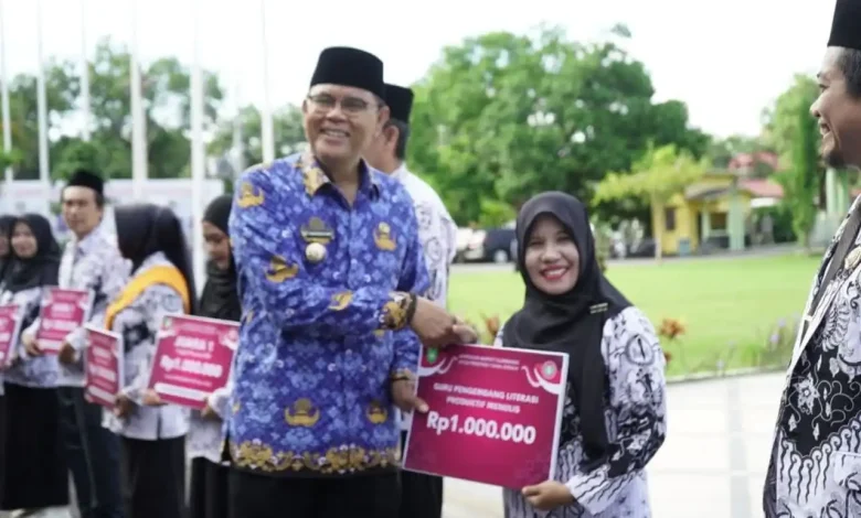 Bupati Jarot Beri Penghargaan kepada Lima Guru Berprestasi di Kabupaten Sumbawa