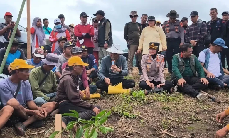 Bupati Jarot Larang Tanam Jagung di Lahan Kritis