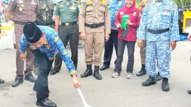 Ratusan Alat Kontrasepsi dan Minuman Beralkohol Hasil Operasi Satpol PP Sumbawa Dimusnahkan
