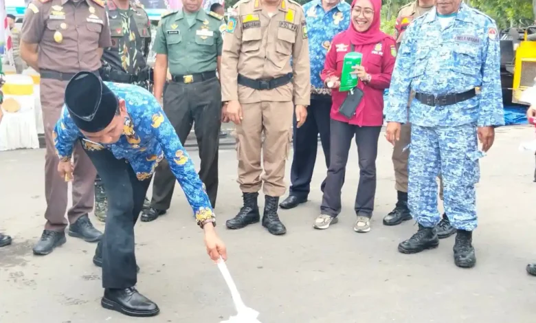 Ratusan Alat Kontrasepsi dan Minuman Beralkohol Hasil Operasi Satpol PP Sumbawa Dimusnahkan