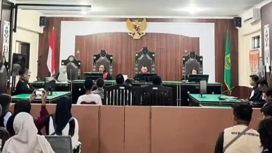 Suasana sidang putusan sela enam terdakwa perusakan Mapolda NTB