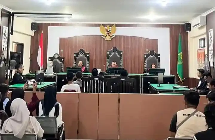 Suasana sidang putusan sela enam terdakwa perusakan Mapolda NTB