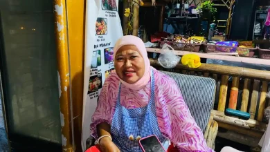 Pedagang di Pantai Viral Kali Ancar Kota Mataram Sumarni