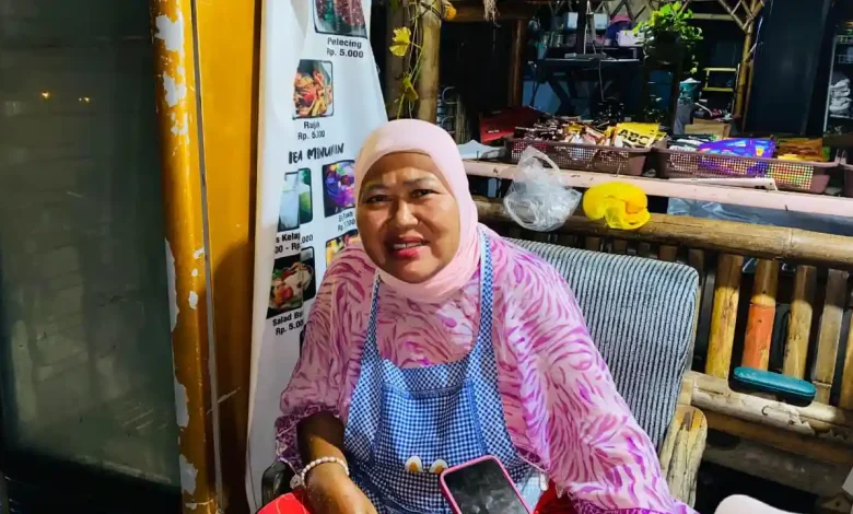 Pedagang di Pantai Viral Kali Ancar Kota Mataram Sumarni