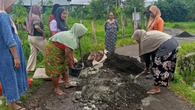 Ibu-ibu di Lombok Timur Perbaiki Jalan Rusak