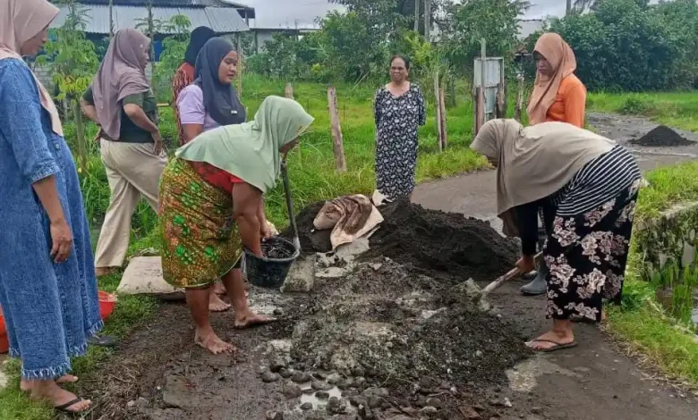 Ibu-ibu di Lombok Timur Perbaiki Jalan Rusak
