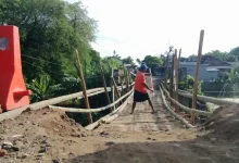 Warga Perigi Bangun Jembatan Darurat Pakai Bambu