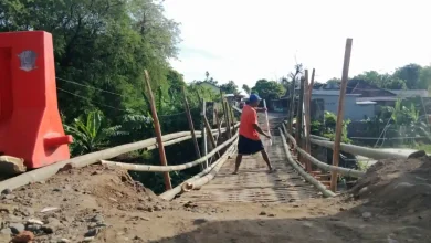 Warga Perigi Bangun Jembatan Darurat Pakai Bambu