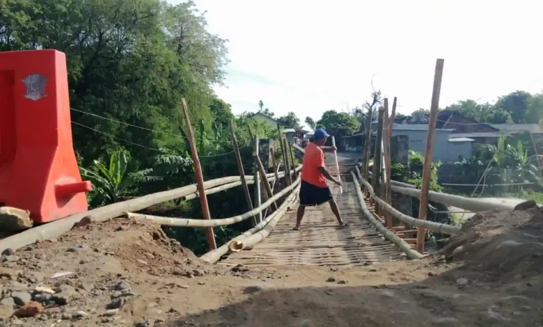 Warga Perigi Bangun Jembatan Darurat Pakai Bambu
