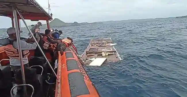 Tim SAR Temukan Serpihan Kapal Pinisi Pelatih Valencia yang Tenggelam