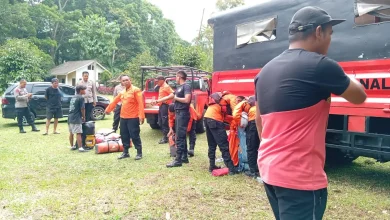 Tim Basarnas saat persiapan melakukan evakuasi korban pendaki Gunung Rinjani yang meninggal dunia