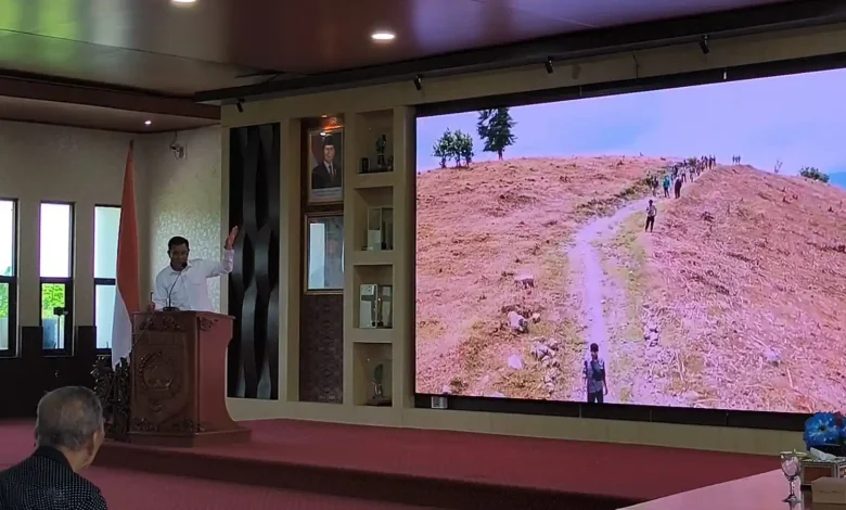 Bupati Jarot Pasang Badan Jaga Hutan Sumbawa