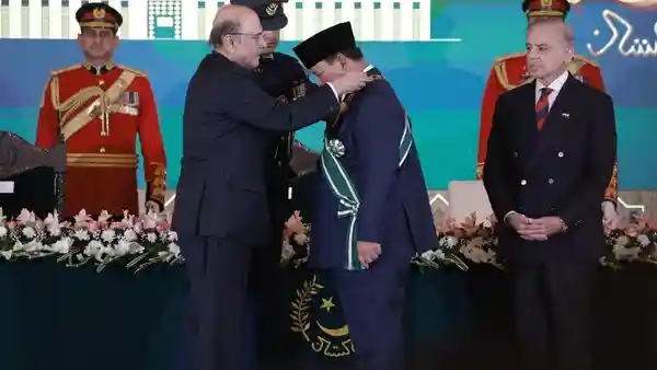 Presiden Pakistan Beri Penghargaan Bintang Kehormatan Tertinggi ke Prabowo