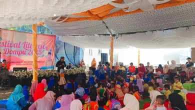 Kak Awan Hibur Anak-anak dalam Festival Literasi Dompu 2025