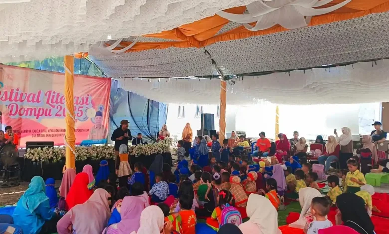 Kak Awan Hibur Anak-anak dalam Festival Literasi Dompu 2025
