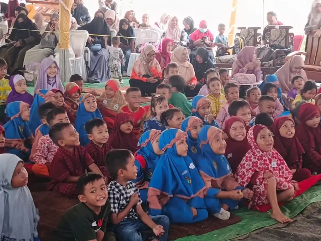 Kak Awan Hibur Anak-anak dalam Festival Literasi Dompu 2025