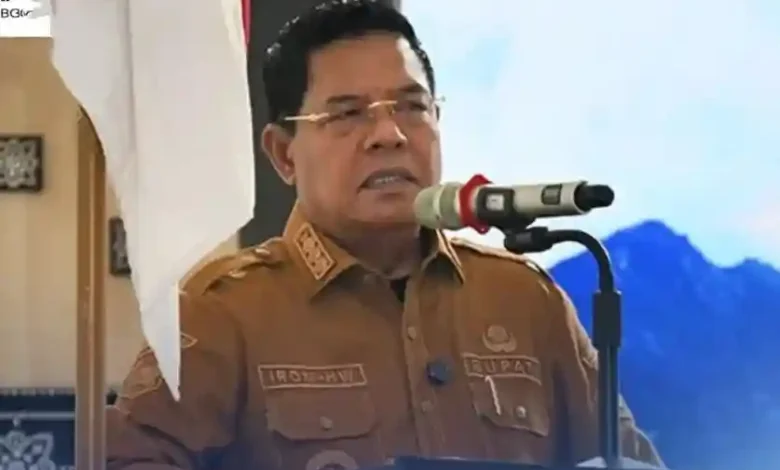Bupati Iron Tantang Pemuda Kritik Pembangunan di Lombok Timur