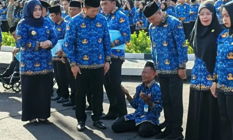 Munahir Penjaga SMKN 1 Dompu Akhirnya Terima SK PPPK Paruh Waktu