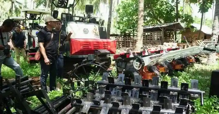 Pemkab Sumbawa Serahkan 72 Unit Alsintan Baru