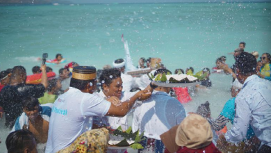 Suasana prosesi bersih diri di laut gili.