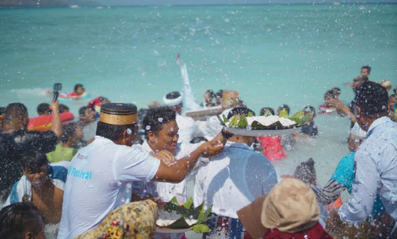 Suasana prosesi bersih diri di laut gili.