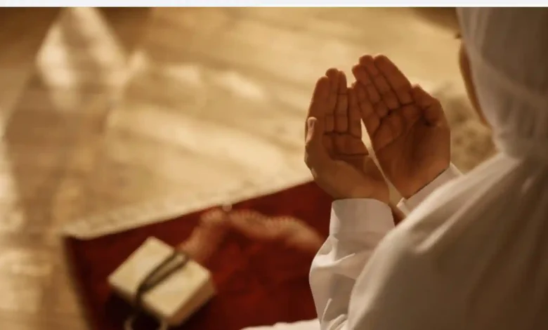 Ilustrasi seseorang sedang berdoa di bulan Sya'ban.