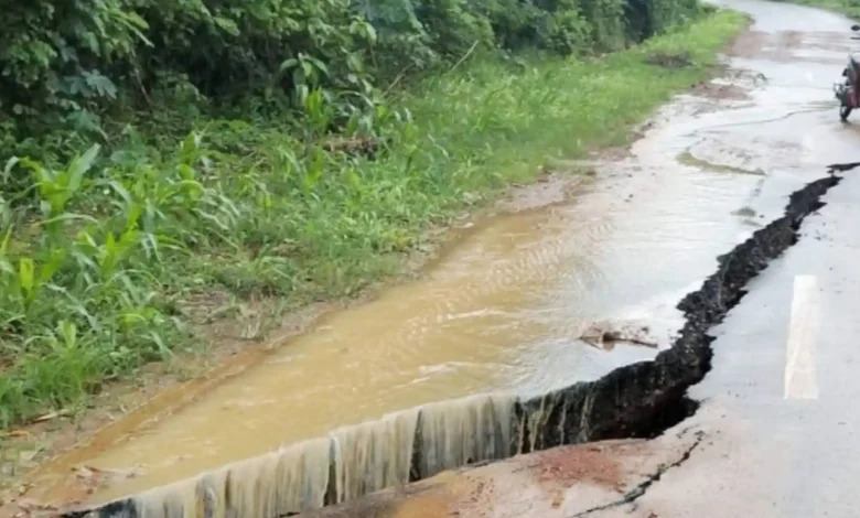 Jalan Provinsi Retak di Parado Bima