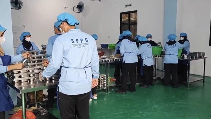 Pegawai SPPG saat menyiapkan MBG.