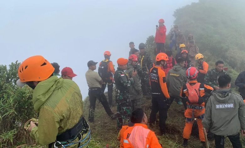 Proses pencarian korban pesawat ATR 42-500 di Utara Puncak Gunung Bulusaraung, Sulawesi Selatan.