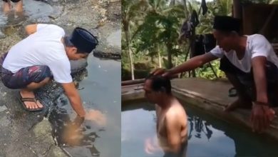 Kolase foto ritual mandi "celup" yang diklaim datangkan kekayaan dan jodoh.
