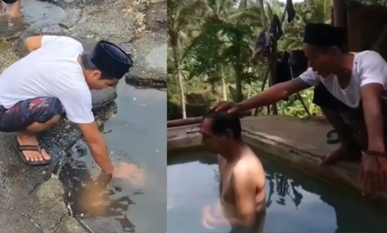 Kolase foto ritual mandi "celup" yang diklaim datangkan kekayaan dan jodoh.