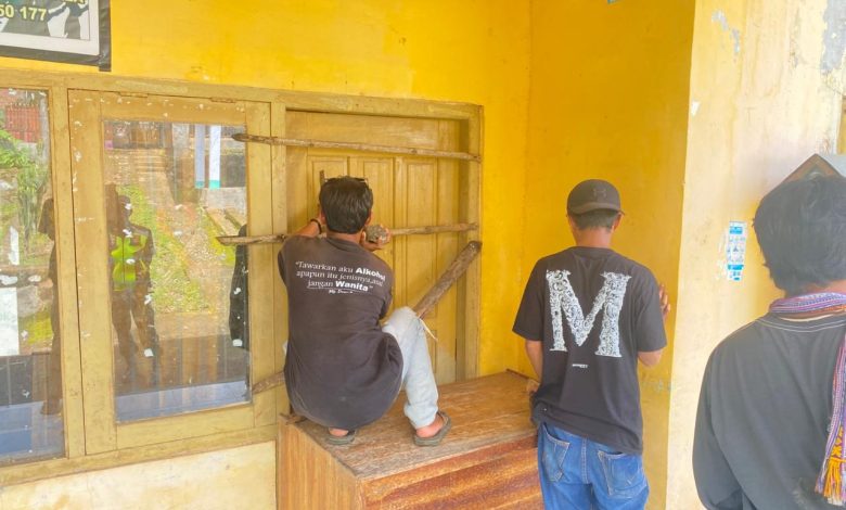 Aksi penyegelan Kantor Desa Kala, Kecamatan Donggo, Kabupaten Bima, Kamis, 29 Januari 2026.