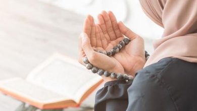 Ilustrasi seorang perempuan sedang berdoa saat malam Isra Mi’raj.