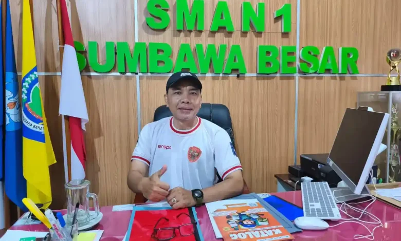 Kepala SMAN 1 Sumbawa Besar Muhammad Ihsan