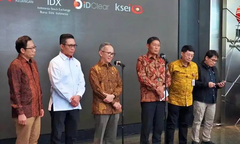 Empat Pimpinan OJK Mundur Imbas IHSG Ambruk