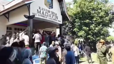 Warga Madayin Segel Kantor Desa