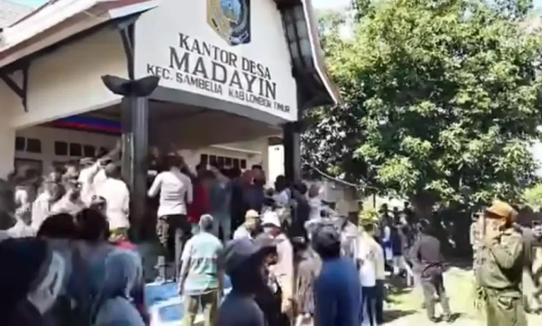 Warga Madayin Segel Kantor Desa