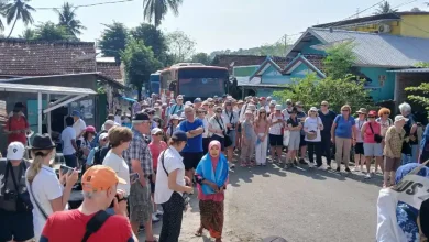 Wisatawan Mancanegara Kapal Pesiar Le Jacques Cartier Bersandar di Labuhan Badas